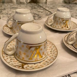 4 teacups and saucers 🫖